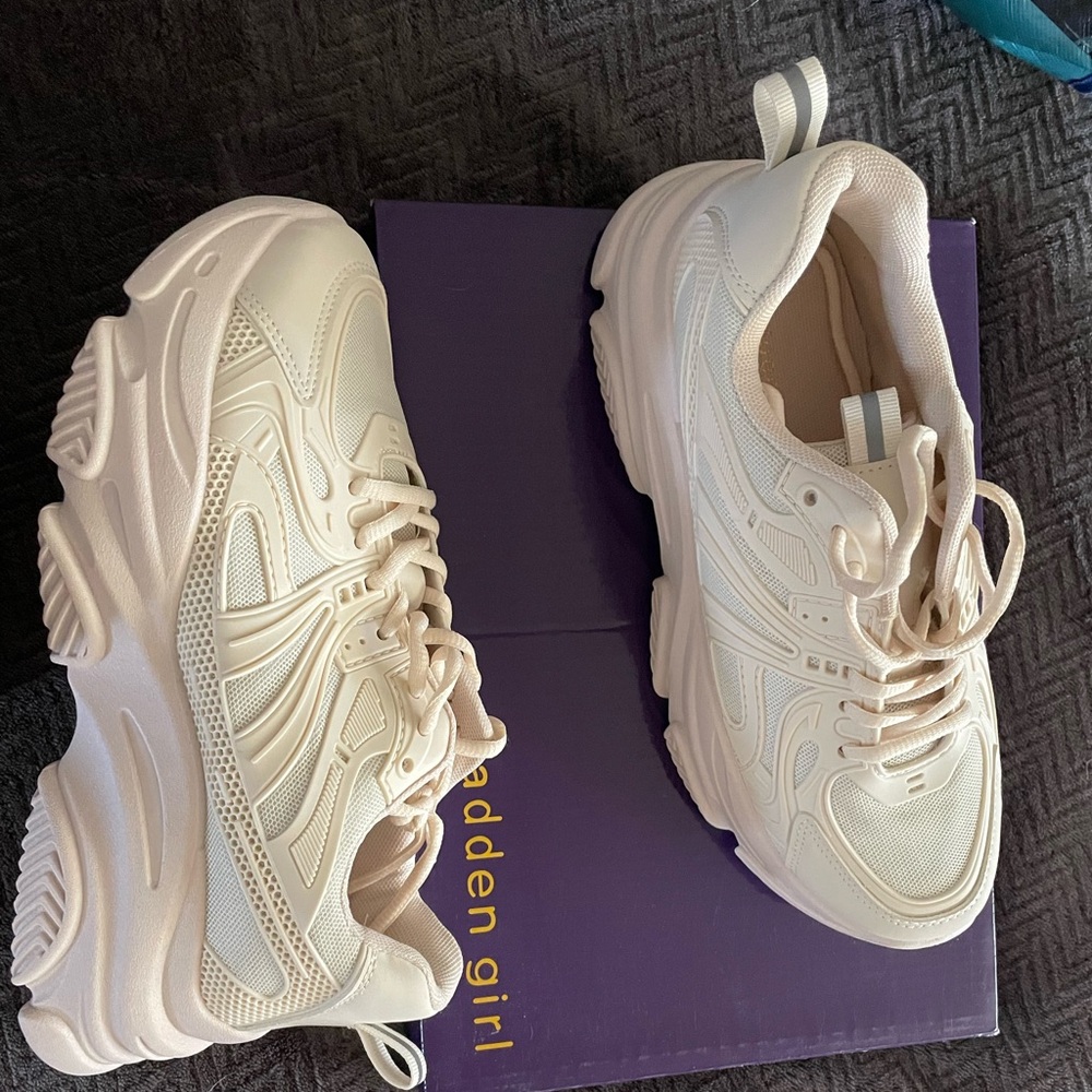 Brand new Steve Madden Possession sneakers